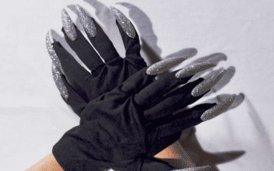 Guantes con uñas de escarcha plateada